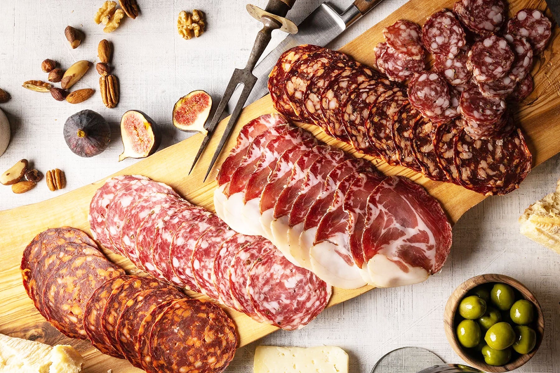 Cheese boards in Dubai with assorted cheeses and accompaniments, beautifully arranged for gatherings, gifting, and home delivery.